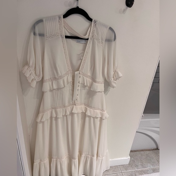 ASOS Design button through lace insert tiered midi dress in ivory - Picture 6 of 8